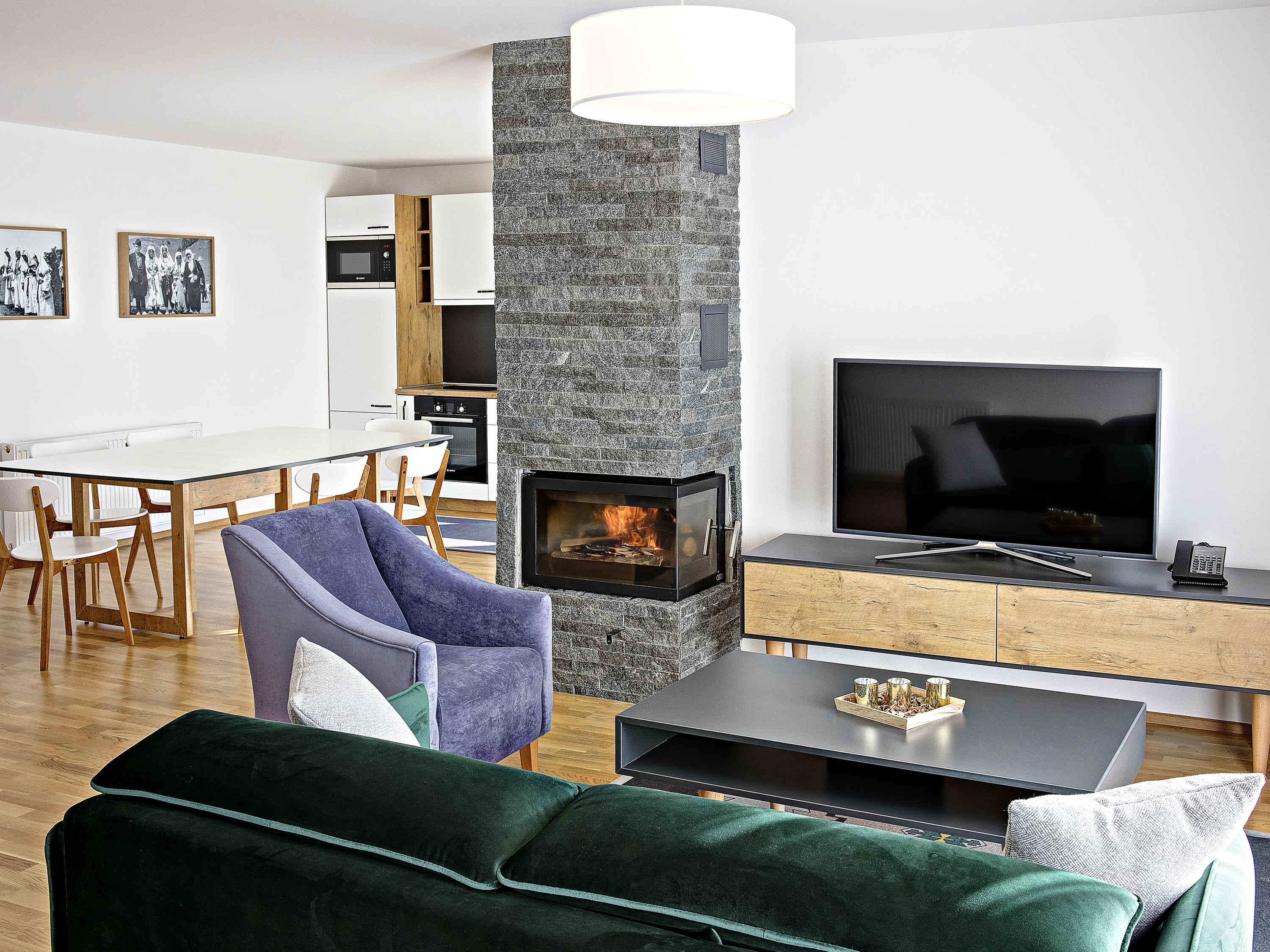 Tarcin Forest Resort & Spa Sarajevo - Mgallery Collection מראה חיצוני תמונה A living room with a fireplace