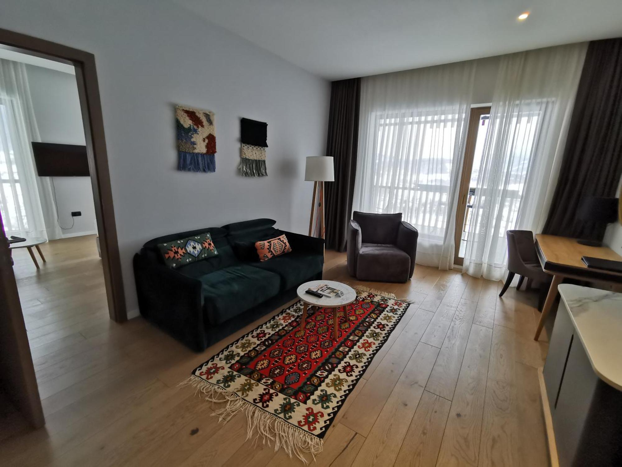 Tarcin Forest Resort & Spa Sarajevo - Mgallery Collection מראה חיצוני תמונה A living room in a modern apartment