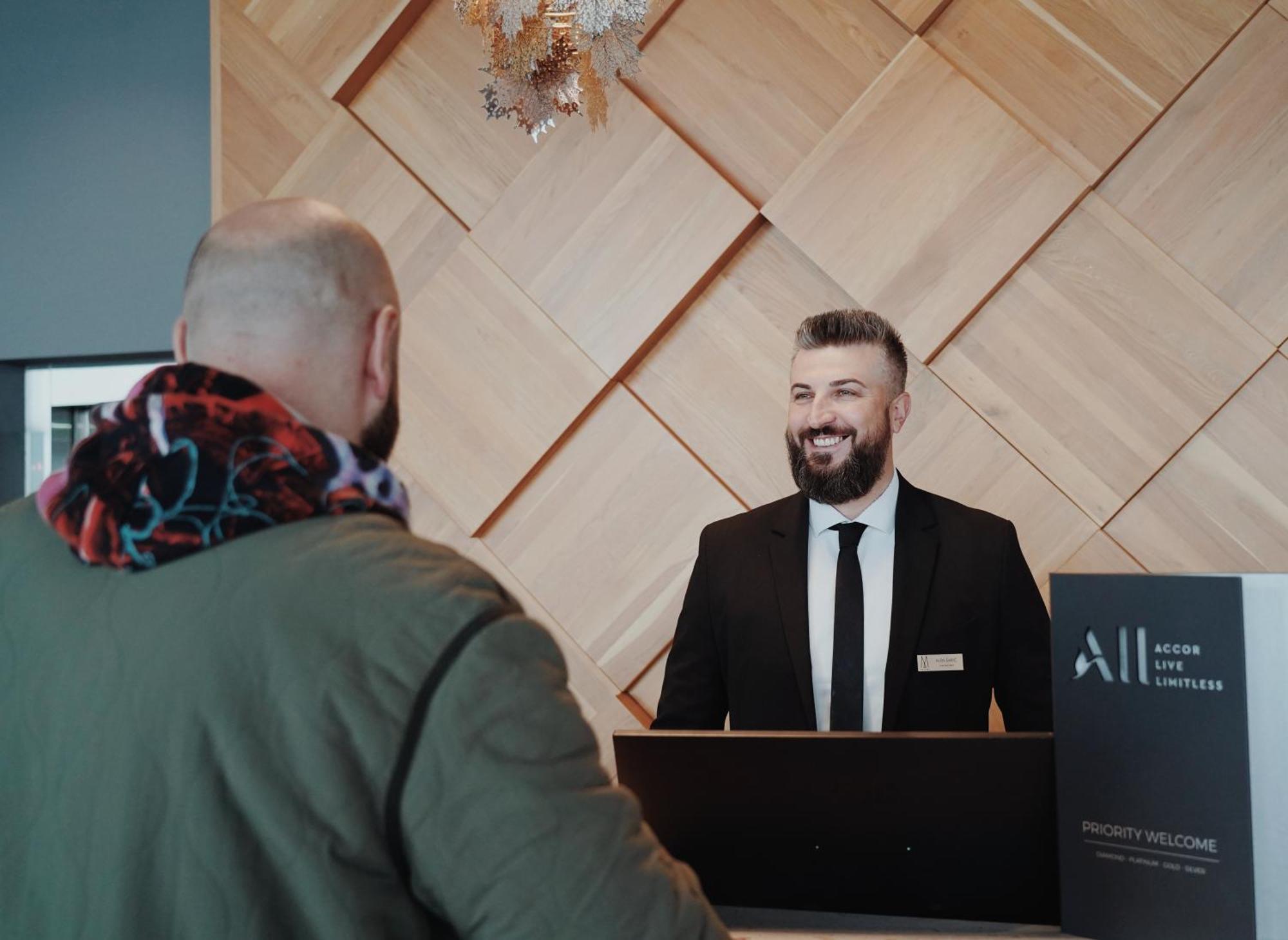 Tarcin Forest Resort & Spa Sarajevo - Mgallery Collection מראה חיצוני תמונה A hotel receptionist