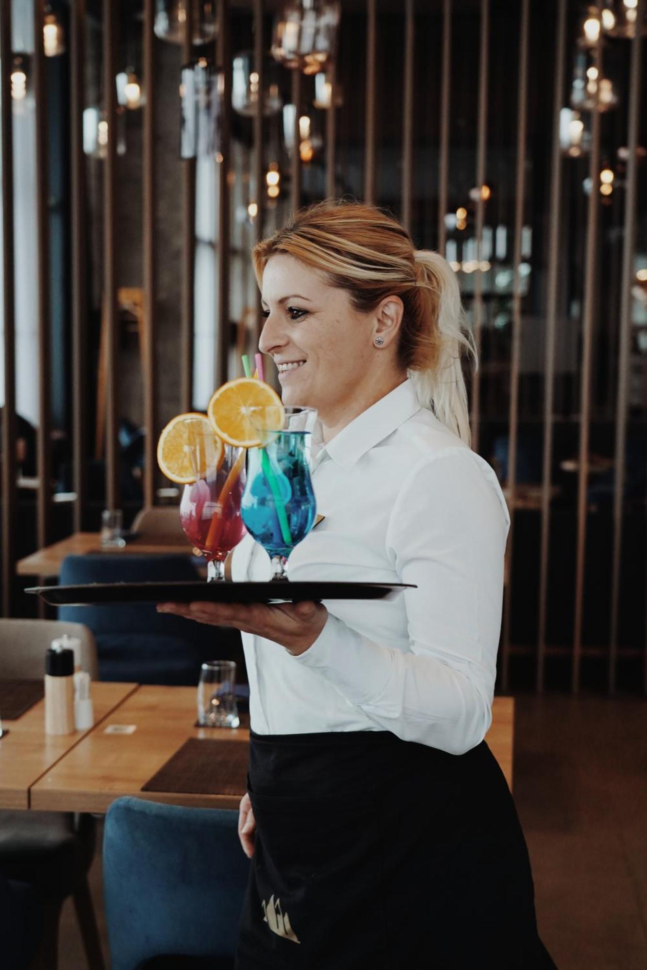 Tarcin Forest Resort & Spa Sarajevo - Mgallery Collection מראה חיצוני תמונה A waitress serving drinks