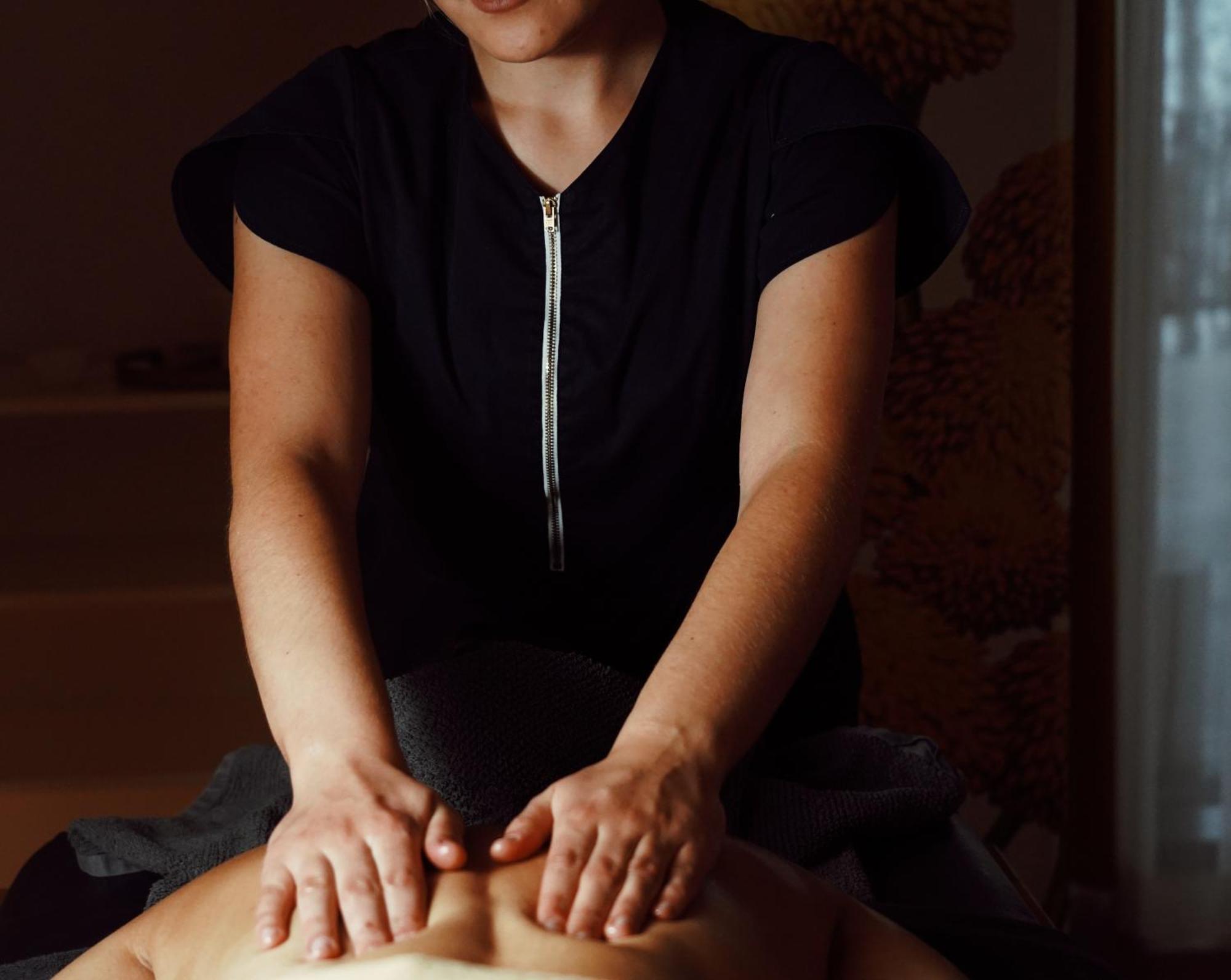 Tarcin Forest Resort & Spa Sarajevo - Mgallery Collection מראה חיצוני תמונה A massage therapist working on a patient