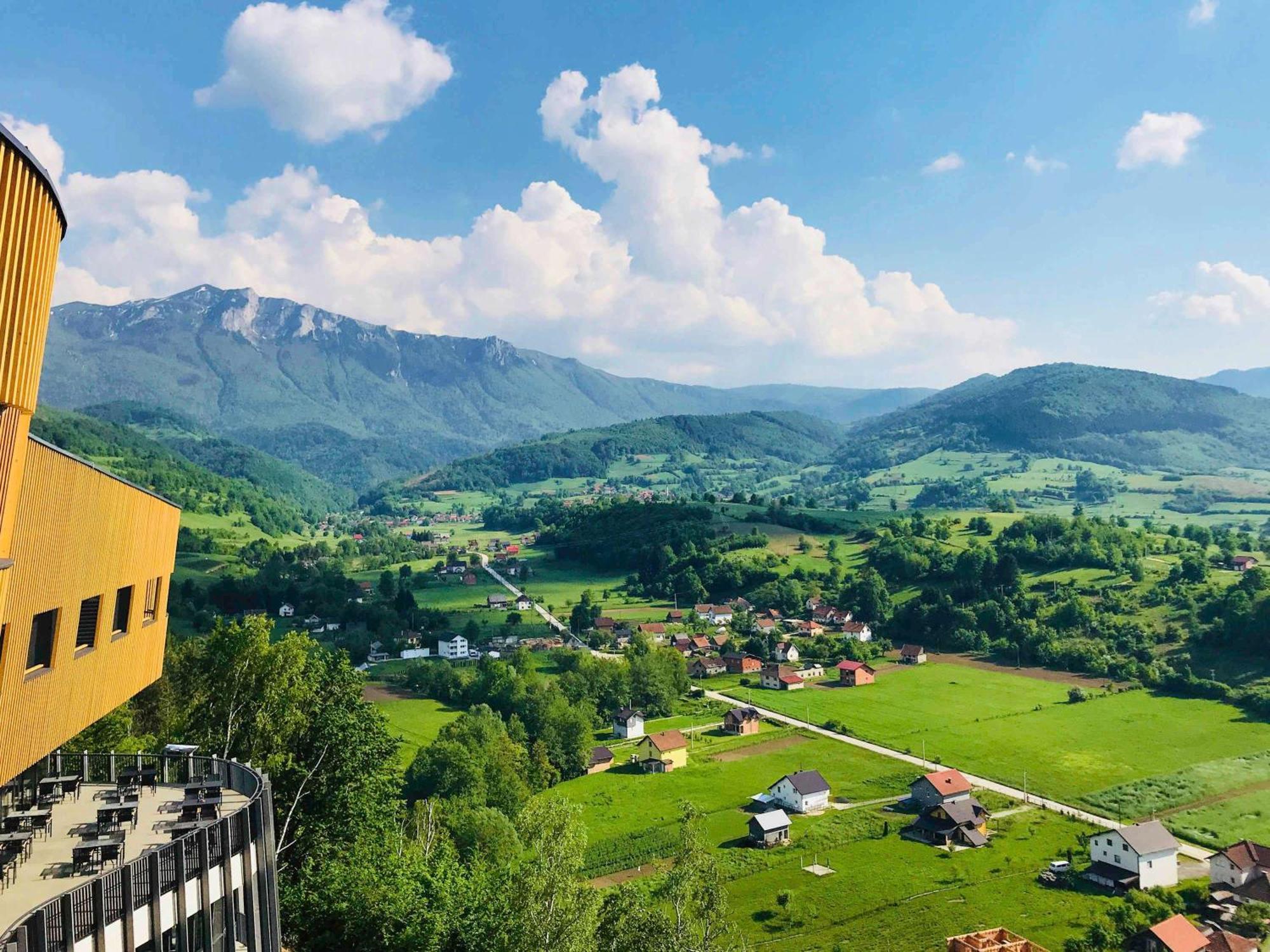 Tarcin Forest Resort & Spa Sarajevo - Mgallery Collection מראה חיצוני תמונה View of the village from the castle