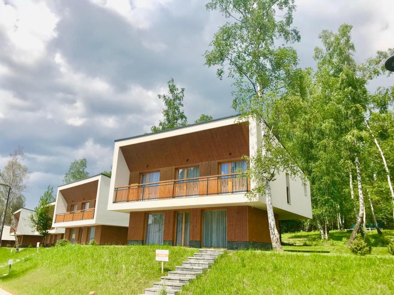Tarcin Forest Resort & Spa Sarajevo - Mgallery Collection מראה חיצוני תמונה Modern cottages in the village